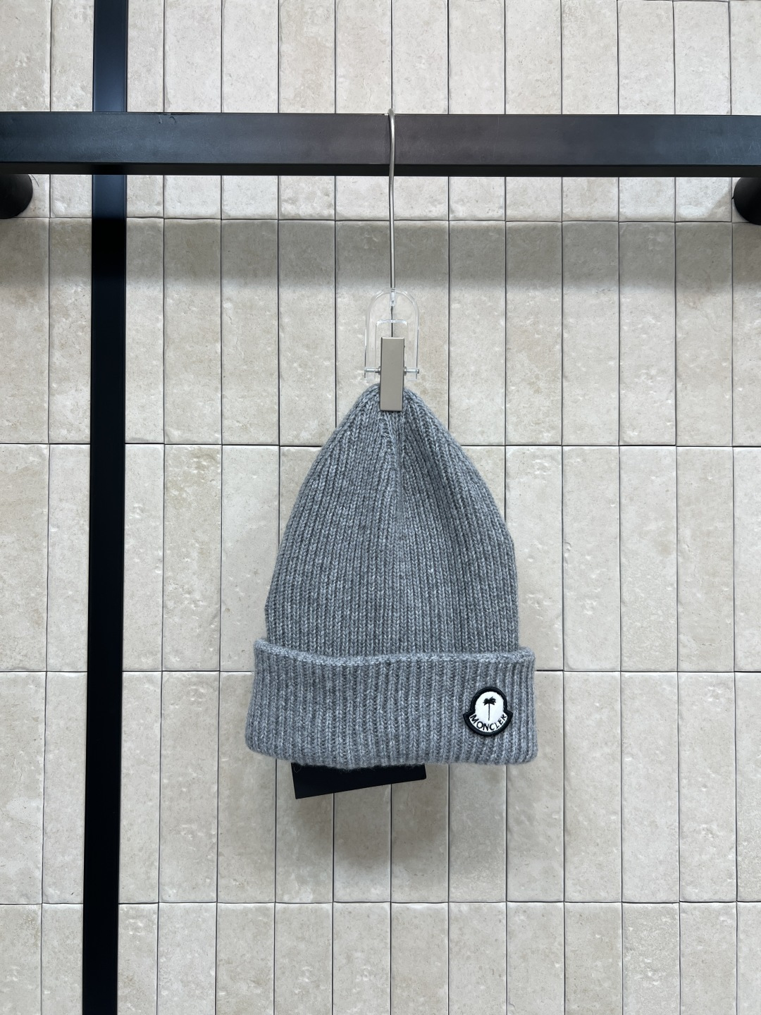 NO:535053,M Home 25 autumn and winter new style, gray knitted cold hat, simple and versatile, matched with a sweater, the casual feeling is directly full, it can also protect the ears and forehead, resist the cold wind, whether it is going out on the street or going to a cafe with friends, wear it, the atmosphere is instantly in place, allowing you to easily have fashionable looks in autumn and winter, sweaters, hats, alexander wang19860909M家 25秋冬新款 灰色针织冷帽 简约又百搭 和毛衣一搭 休闲感直接拉满 还能护住耳朵和额头 抵御寒风 不管是日常出街 还是和朋友去咖啡馆小聚 戴上它 氛围感瞬间到位 让你在秋冬也能轻松拥有时尚造型,,sweaters,hats,alexander wang,Women's clothing