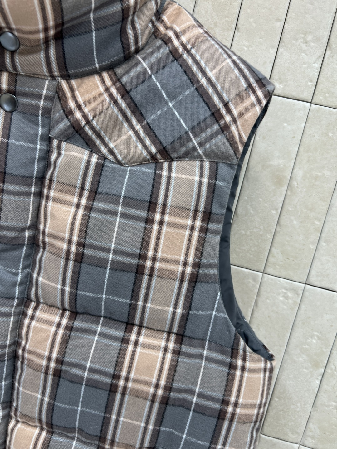 PD家 25秋冬新款 格纹立领羽绒马甲 经典格子纹宽松廓形版型不挑人 帅气又时髦 百搭上身显瘦又保暖 进