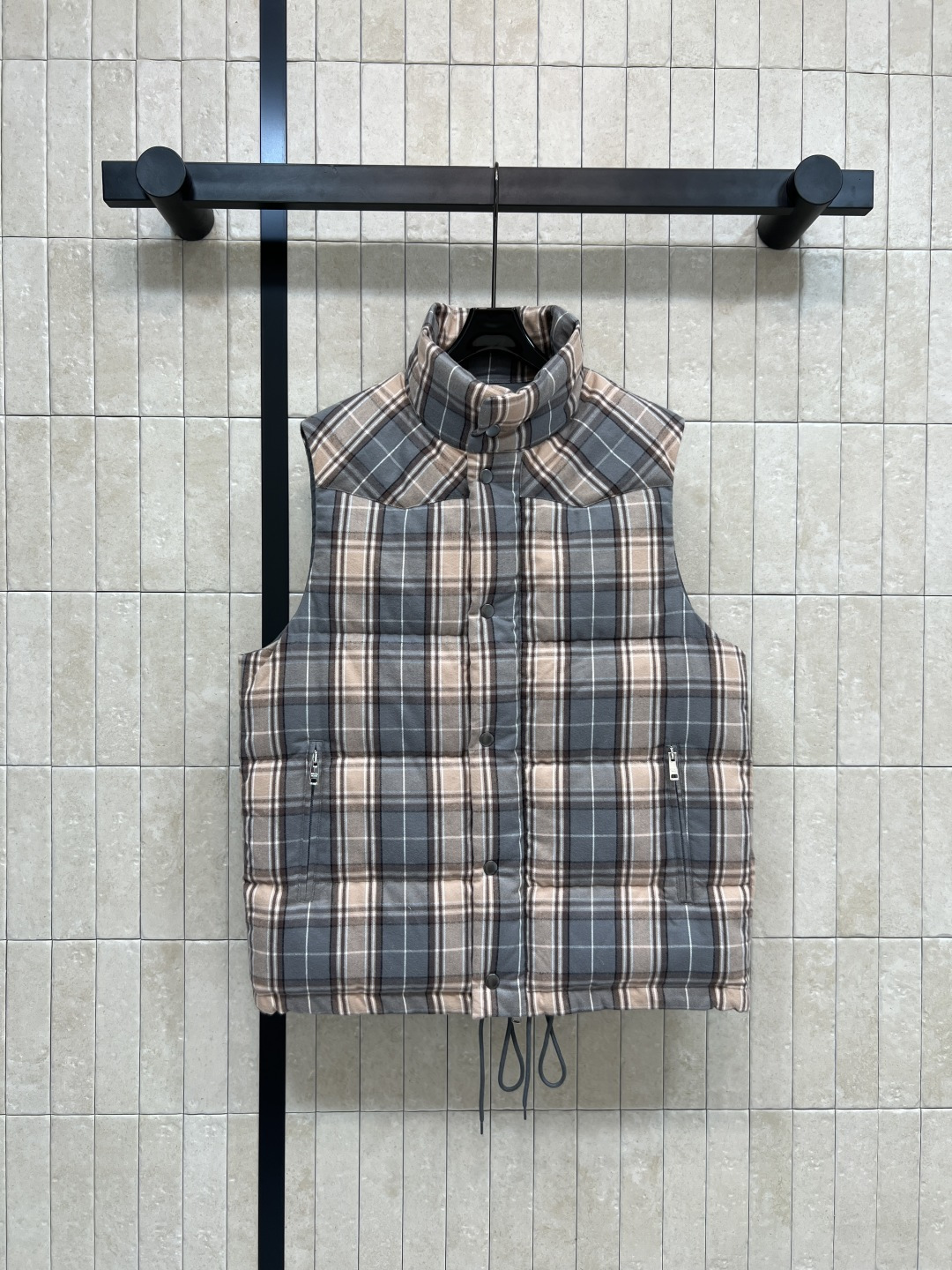 NO:535056,PD home with dust bag 25 autumn and winter new style plaid stand collar down vest classic plaid loose silhouette style not picky, handsome and fashionable, versatile, slim and warm, imported 90 white goose down velvet filling, light, comfortable and warm, age-reducing girly feeling easy to grasp, looks very beautiful and workmanship is very color three-code Size/S-M-L,,dior, down jacket,alexander wang19860909配防尘袋PD家 25秋冬新款 格纹立领羽绒马甲 经典格子纹宽松廓形版型不挑人 帅气又时髦 百搭上身显瘦又保暖 进口90白鹅绒填充 轻盈舒适又保暖 减龄少女感轻松拿捏 颜值做工都很一色三码 Size/S-M-L,,dior,down jacket,alexander wang,Women's clothing