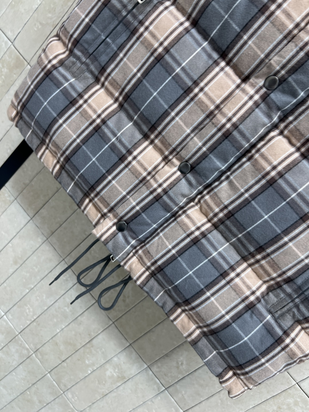 PD家 25秋冬新款 格纹立领羽绒马甲 经典格子纹宽松廓形版型不挑人 帅气又时髦 百搭上身显瘦又保暖 进