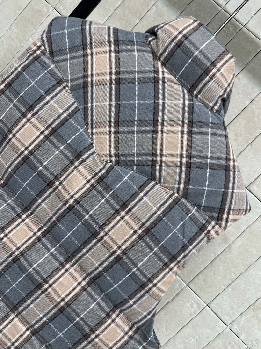 PD家 25秋冬新款 格纹立领羽绒马甲 经典格子纹宽松廓形版型不挑人 帅气又时髦 百搭上身显瘦又保暖 进