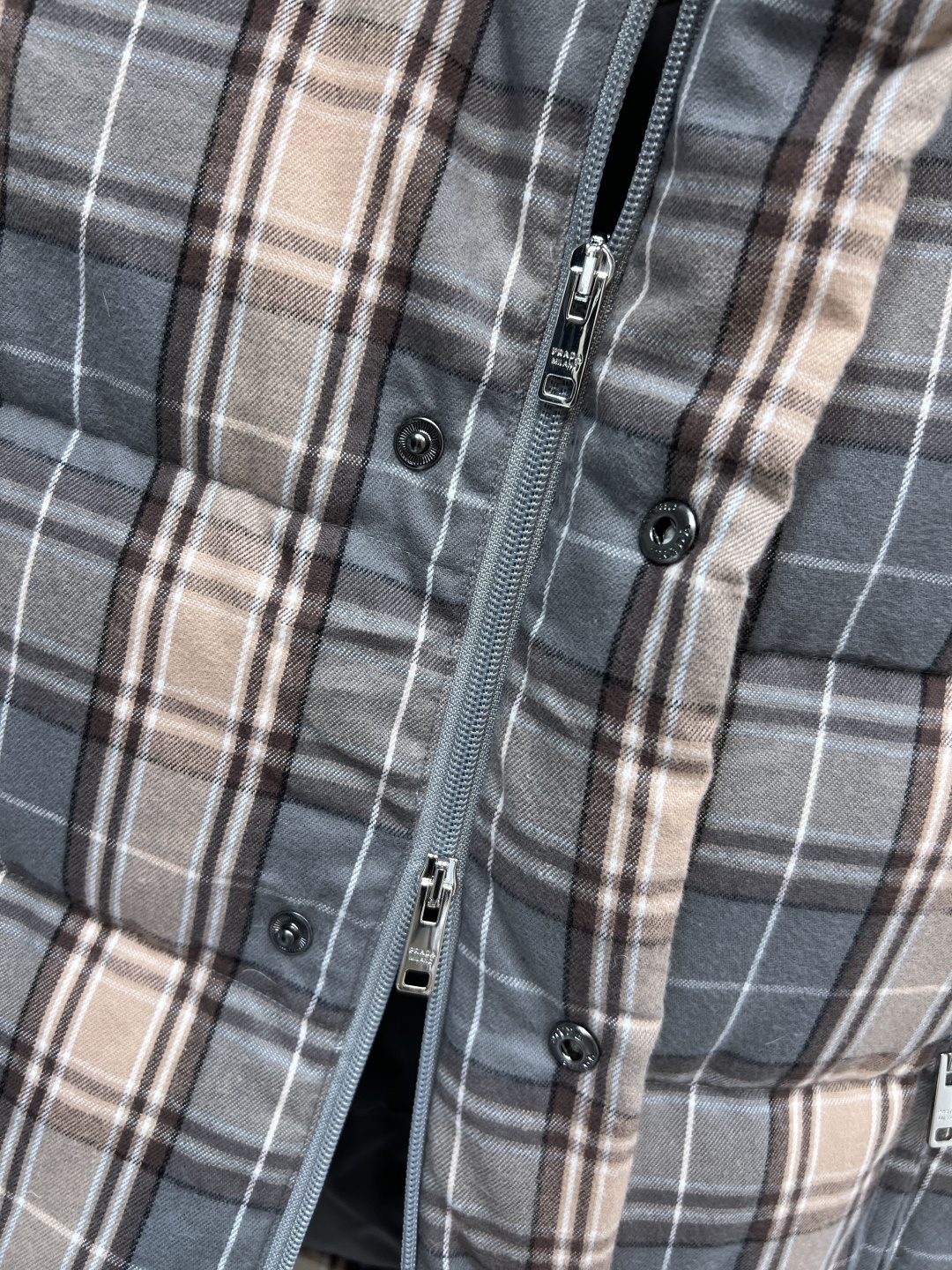 PD家 25秋冬新款 格纹立领羽绒马甲 经典格子纹宽松廓形版型不挑人 帅气又时髦 百搭上身显瘦又保暖 进