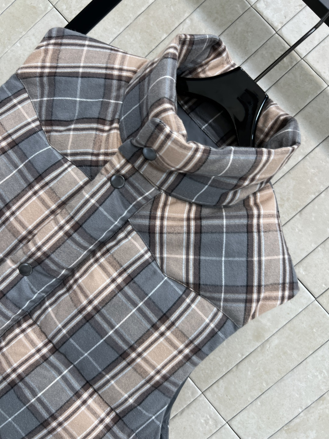 PD家 25秋冬新款 格纹立领羽绒马甲 经典格子纹宽松廓形版型不挑人 帅气又时髦 百搭上身显瘦又保暖 进