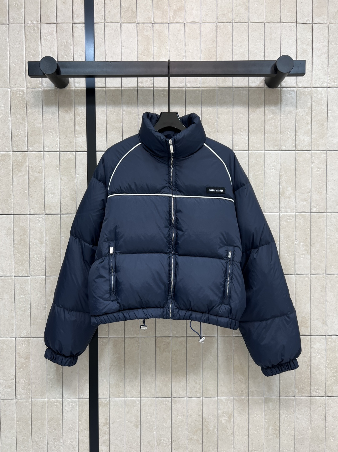 NO:535059,MIu Home 25 autumn and winter new style, stand-up collar short down jacket, jacket is square, short bread down jacket, bread jacket series, has become a fashion item in autumn and winter, chest logo patch embellishment, a must-have high-temperature artifact for autumn and winter, one color three-code Size/S-M-L,,miumiu, jackets & coats, down jacket, alexander wang19860909配防尘袋MIu家 25秋冬新款 立领短款羽绒服 外套呈方正版型 面包短款羽绒服 面包服系列 已经成为秋冬时尚单品 胸前logo贴布点缀 秋冬必备显高保暖神器 一色三码Size/S-M-L,,miumiu,jackets & coats,down jacket,alexander wang,Women's clothing