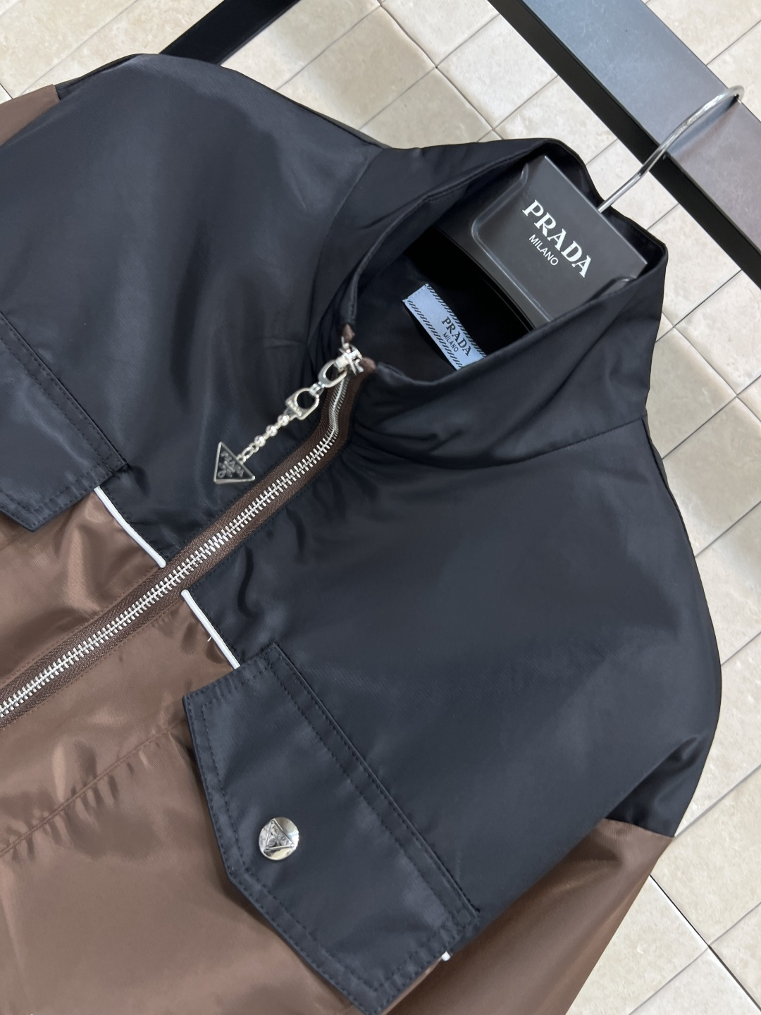 PD家 25秋冬新款 立领拼色尼龙短款外套 高人气尼龙面料 立领拼色设计 配有抽绳收腰 立显腰身 胸口工