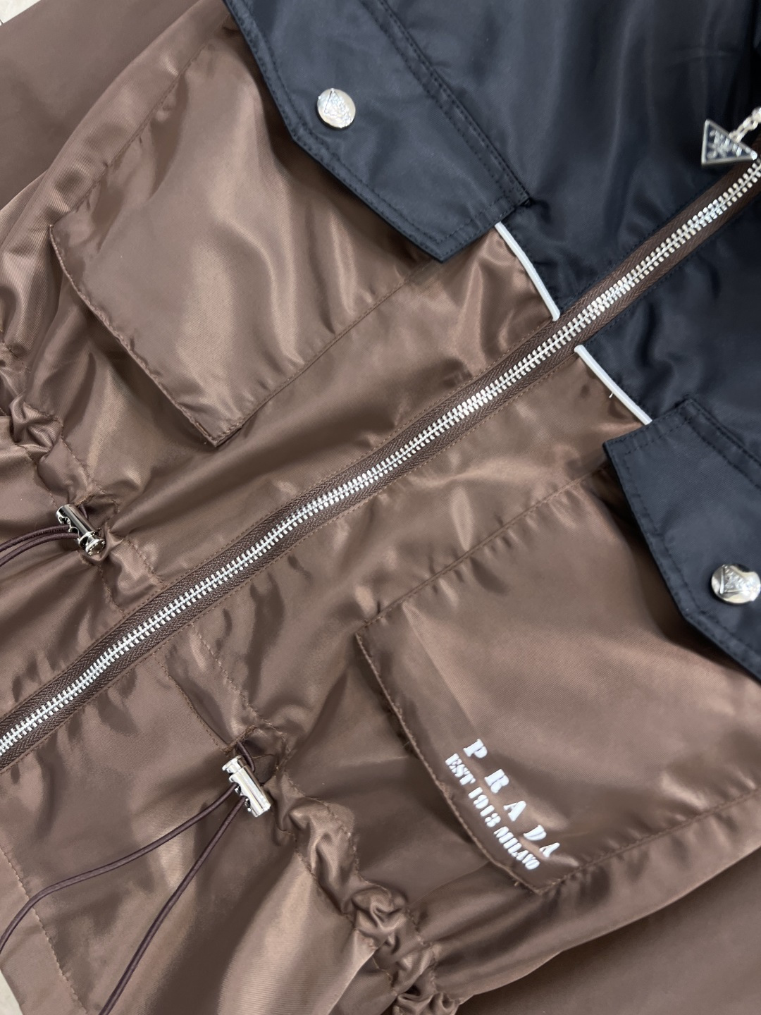 PD家 25秋冬新款 立领拼色尼龙短款外套 高人气尼龙面料 立领拼色设计 配有抽绳收腰 立显腰身 胸口工