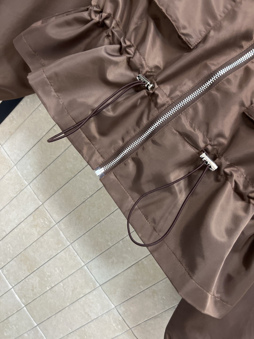 PD家 25秋冬新款 立领拼色尼龙短款外套 高人气尼龙面料 立领拼色设计 配有抽绳收腰 立显腰身 胸口工