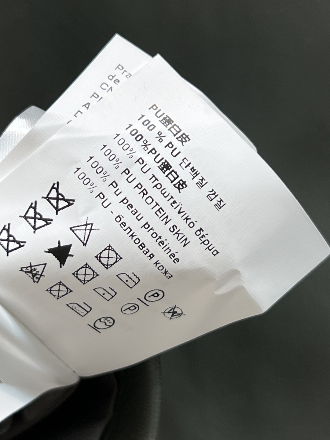 PD家 25秋冬新款 三角标翻领皮衣夹克 皮衣夹克一直是中性帅气的代名词 融入利落的廓型 让女性着装更具