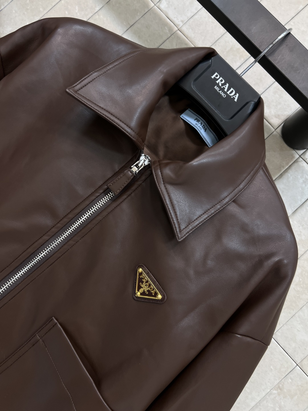 PD家 25秋冬新款 三角标翻领皮衣夹克 皮衣夹克一直是中性帅气的代名词 融入利落的廓型 让女性着装更具