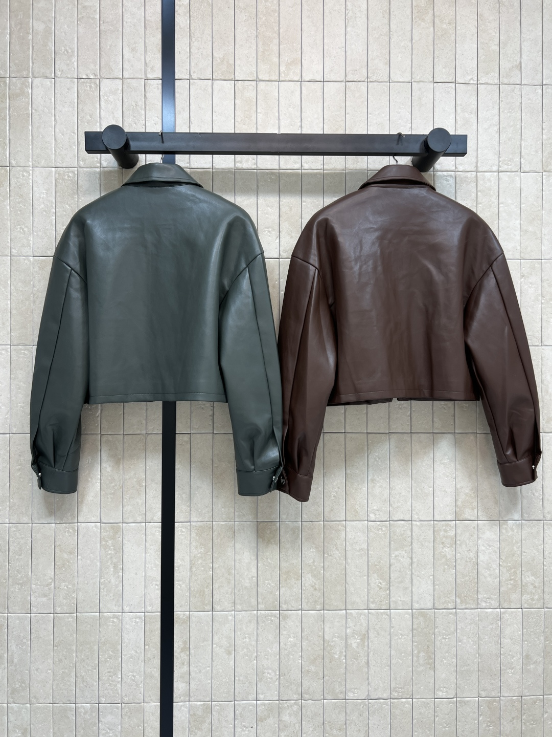 PD家 25秋冬新款 三角标翻领皮衣夹克 皮衣夹克一直是中性帅气的代名词 融入利落的廓型 让女性着装更具