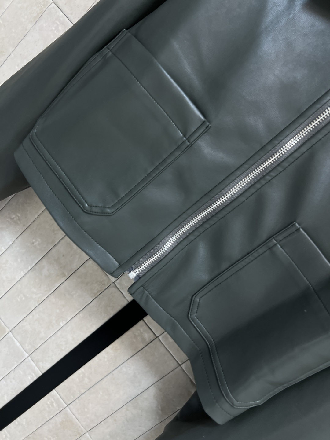 PD家 25秋冬新款 三角标翻领皮衣夹克 皮衣夹克一直是中性帅气的代名词 融入利落的廓型 让女性着装更具