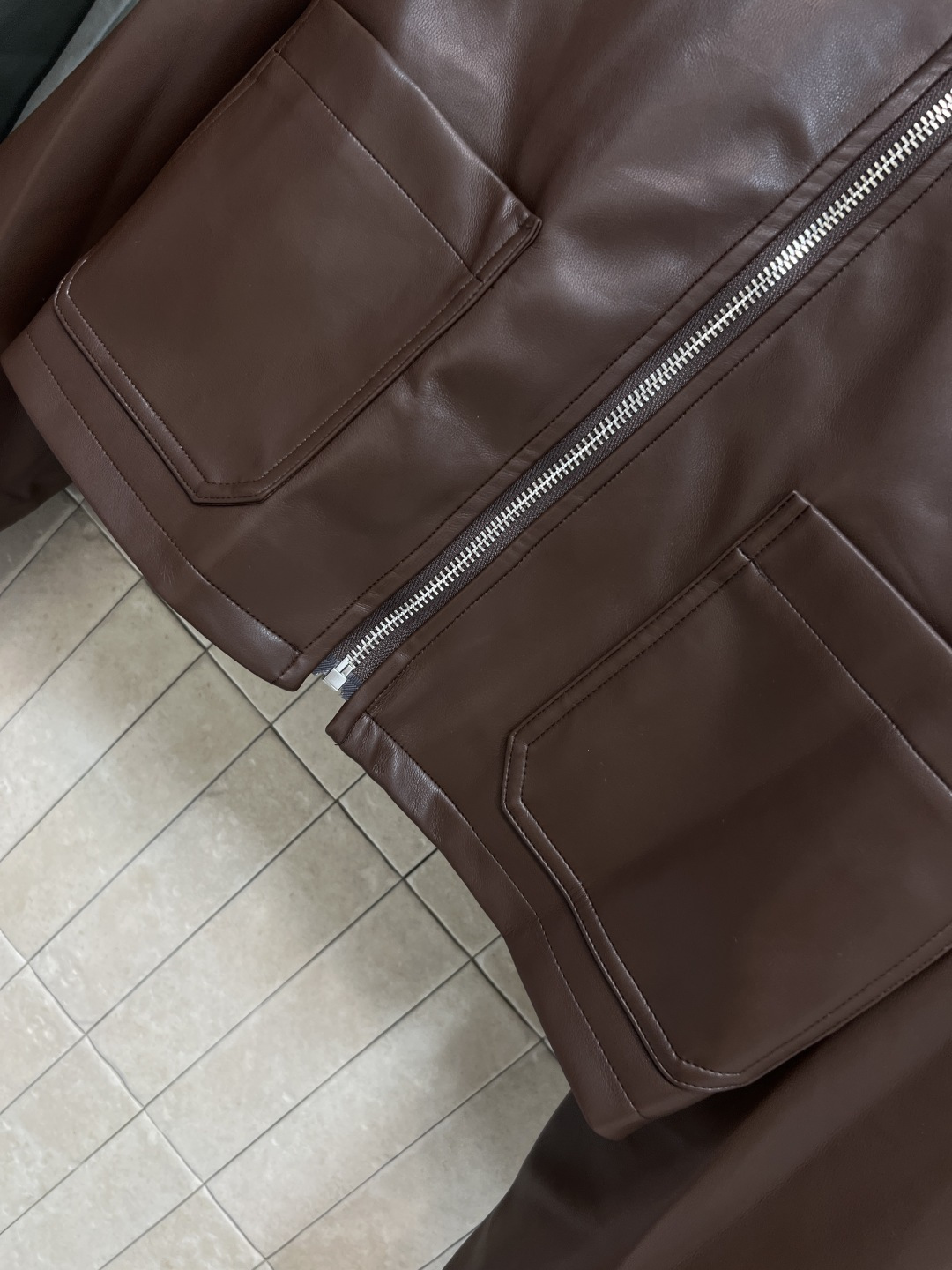 PD家 25秋冬新款 三角标翻领皮衣夹克 皮衣夹克一直是中性帅气的代名词 融入利落的廓型 让女性着装更具