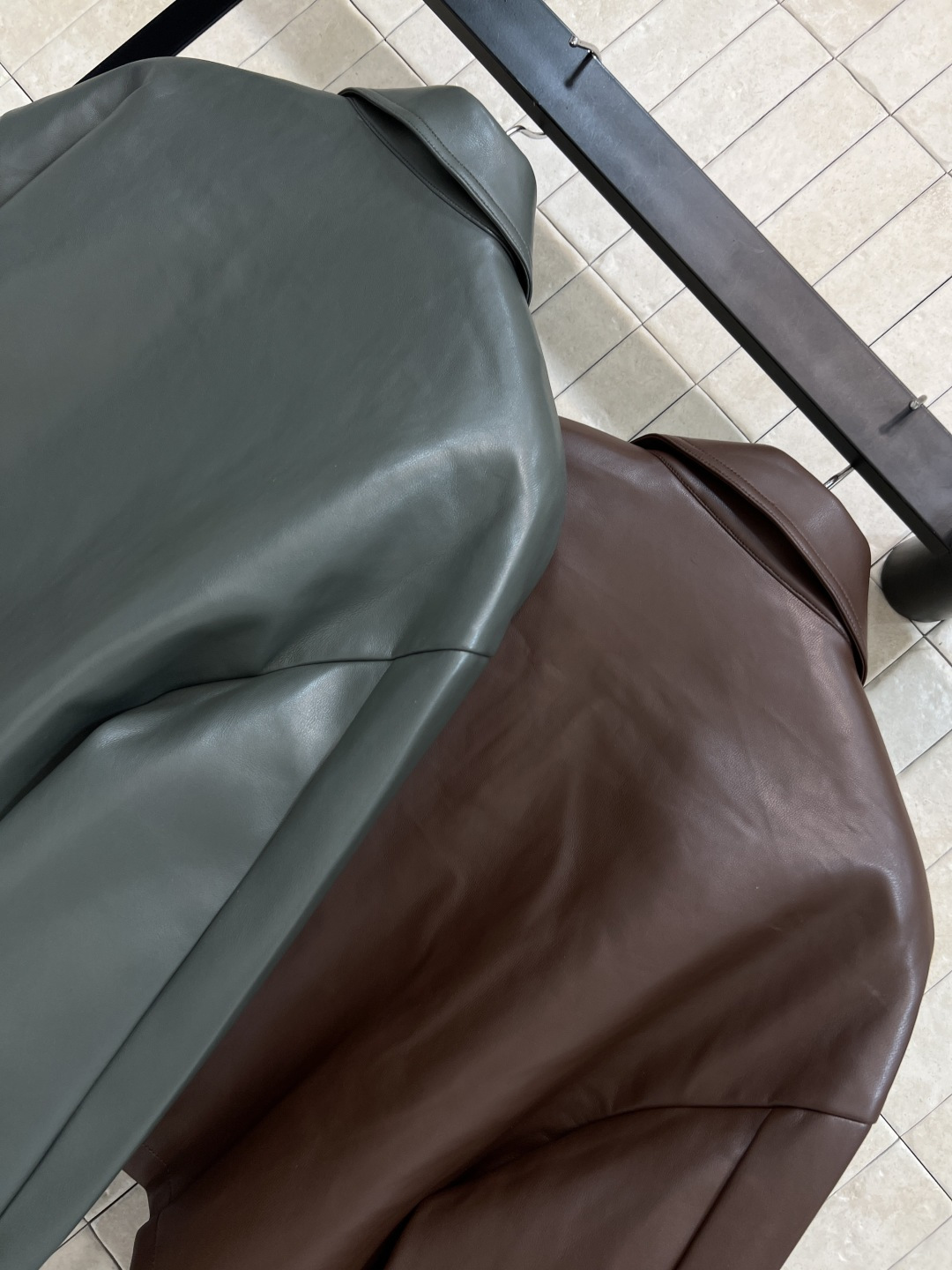 PD家 25秋冬新款 三角标翻领皮衣夹克 皮衣夹克一直是中性帅气的代名词 融入利落的廓型 让女性着装更具