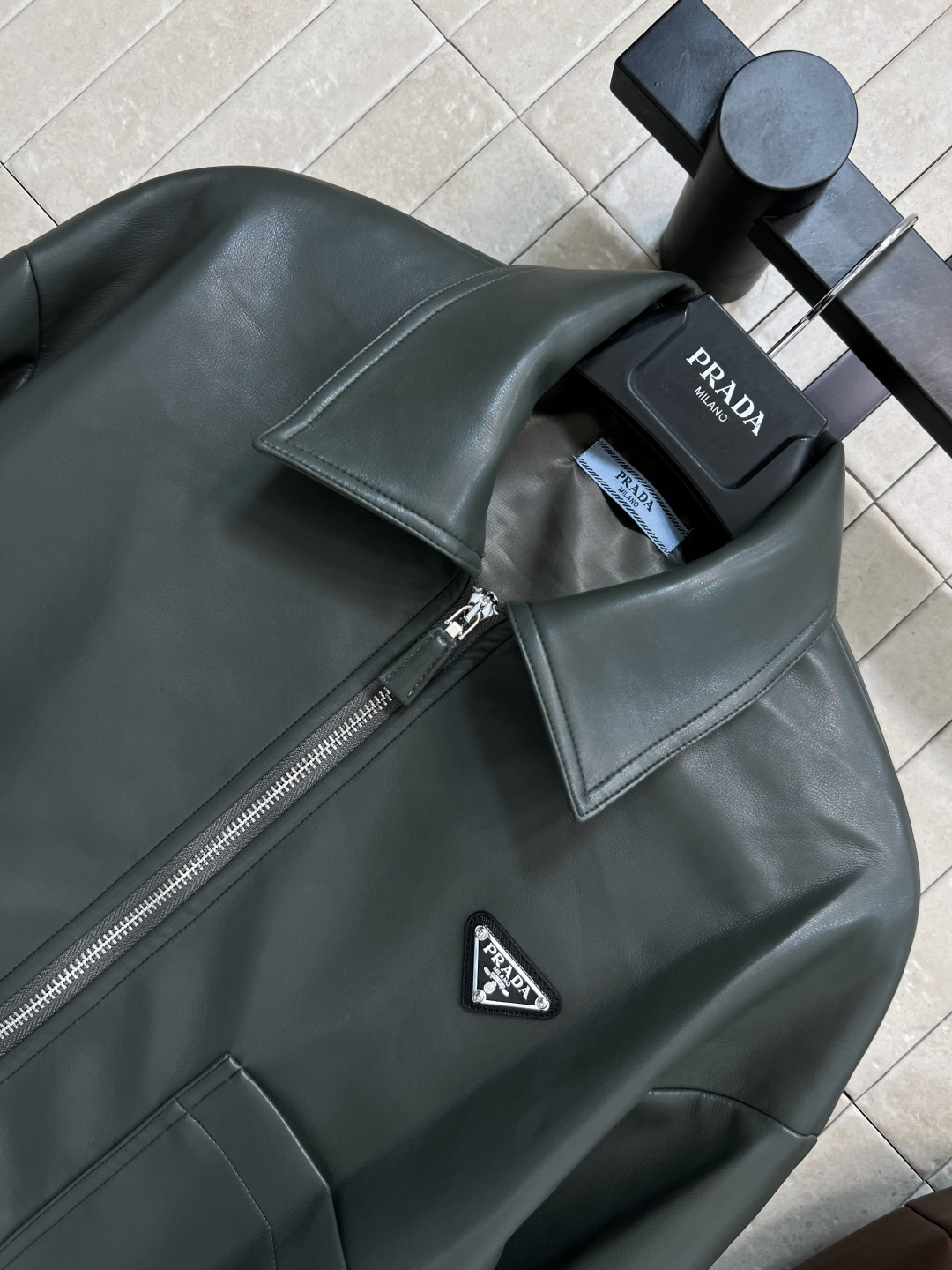 PD家 25秋冬新款 三角标翻领皮衣夹克 皮衣夹克一直是中性帅气的代名词 融入利落的廓型 让女性着装更具