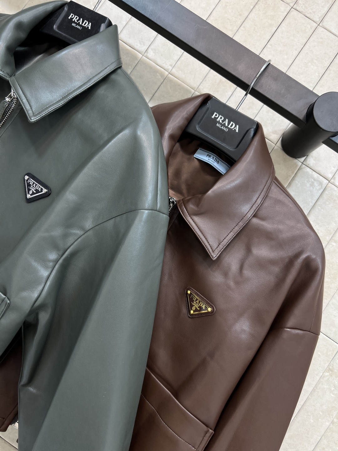 PD家 25秋冬新款 三角标翻领皮衣夹克 皮衣夹克一直是中性帅气的代名词 融入利落的廓型 让女性着装更具