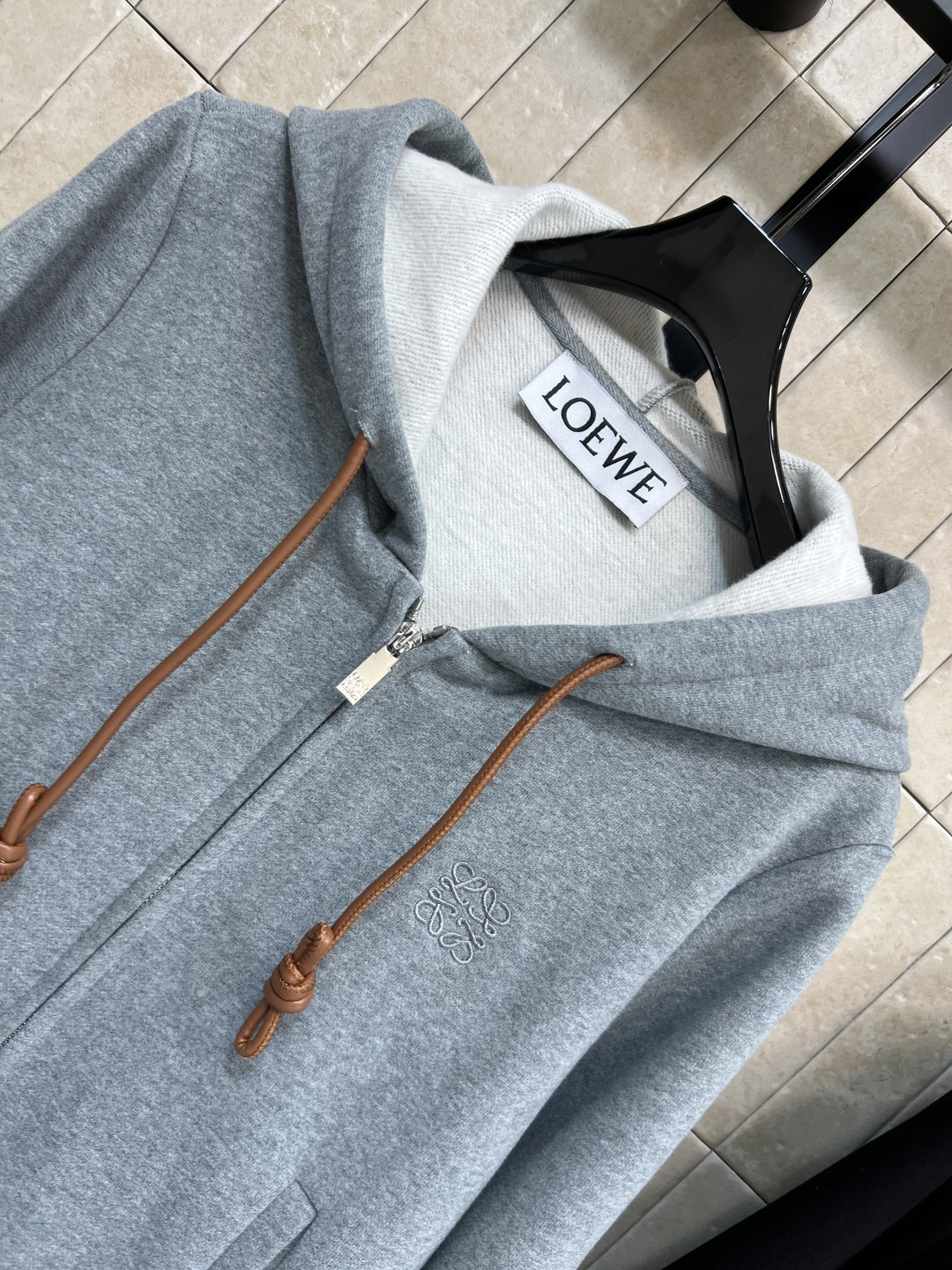 LW家 25秋冬新款 连帽卫衣外套 版型宽松百搭不挑人 彰显减龄青春活力气息 定制Logo拉链设计 胸前