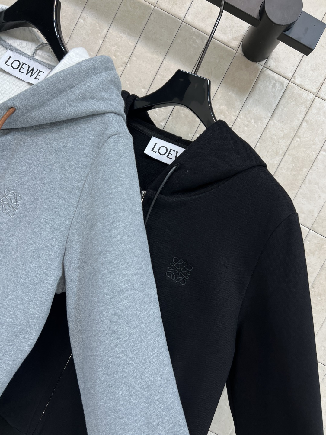 LW家 25秋冬新款 连帽卫衣外套 版型宽松百搭不挑人 彰显减龄青春活力气息 定制Logo拉链设计 胸前