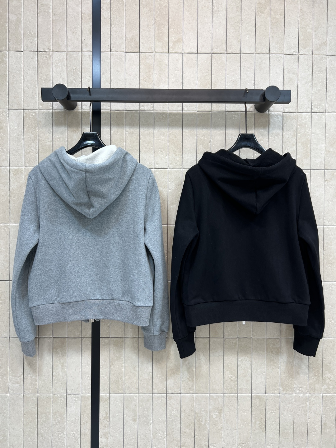 LW家 25秋冬新款 连帽卫衣外套 版型宽松百搭不挑人 彰显减龄青春活力气息 定制Logo拉链设计 胸前