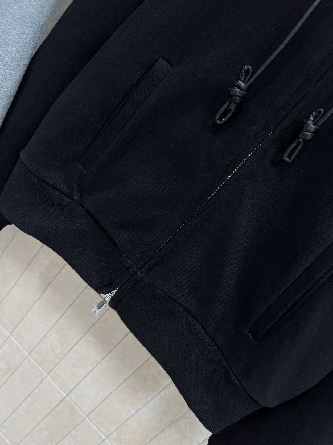 LW家 25秋冬新款 连帽卫衣外套 版型宽松百搭不挑人 彰显减龄青春活力气息 定制Logo拉链设计 胸前