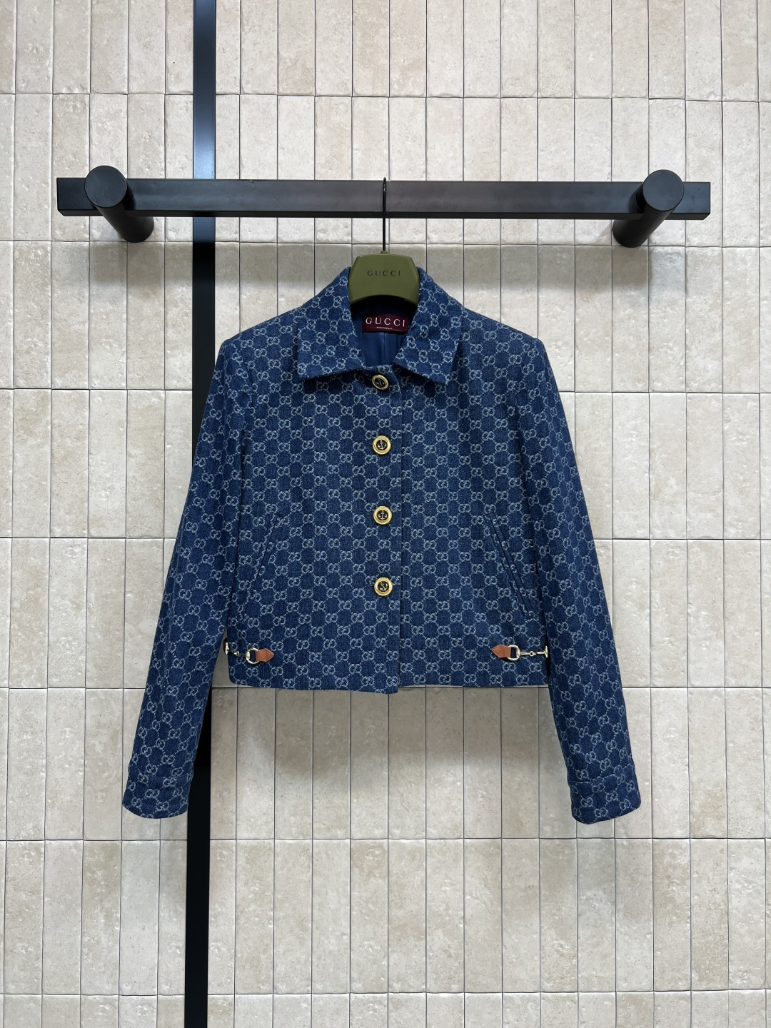 NO:535054,G Home 25 autumn and winter new GG jacquard denim jacket Retro denim blue double G jacquard retro eye-catching classic style versatile and not picky, handsome and cool imported washing process Original custom GG jacquard denim fabric texture three-dimensional and stylish Customized retro hardware buckle accessories One color three-code Size/S-M-L, gucci, jackets & coats, alexander wang19860909G家 25秋冬新款 GG提花牛仔外套 复古牛仔蓝色双G提花复古吸睛经典版型百搭不挑人 帅气又拉风进口洗水工艺 原版定制GG提花牛仔面料质感立体有型 定制复古五金扣配件 一色三码 Size/S-M-L,,gucci,jackets & coats,alexander wang,Women's clothing