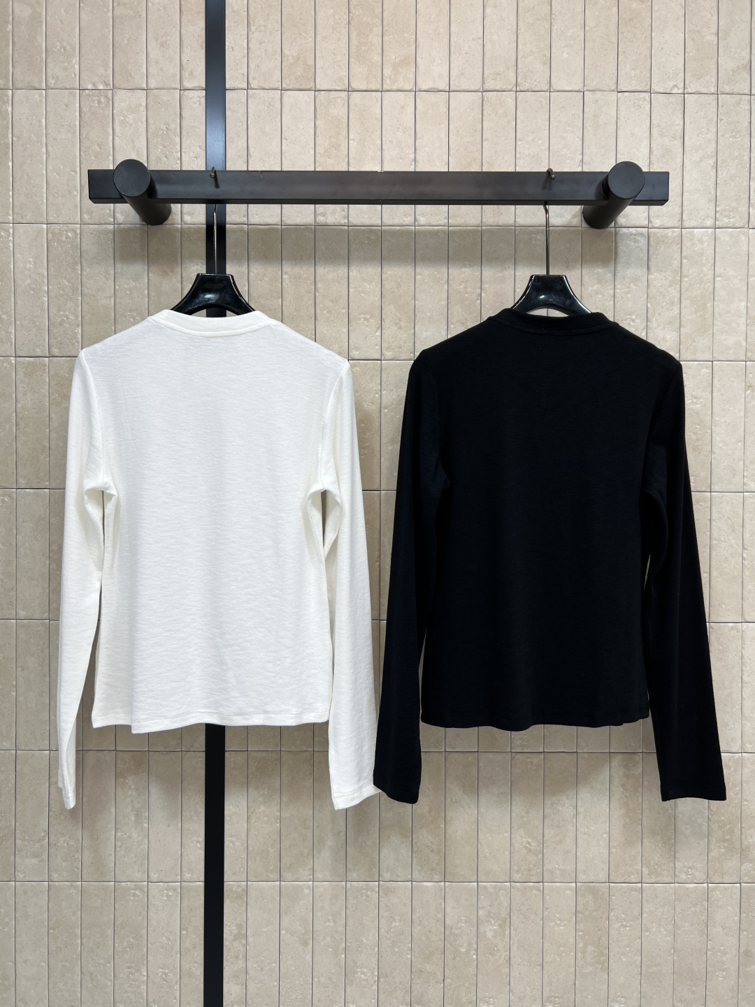 LW家 25秋冬新款 圆领Logo打底衫 宽松廓形版型 轻松搭出大长腿 基础版型不挑人 胸前经典的 金属