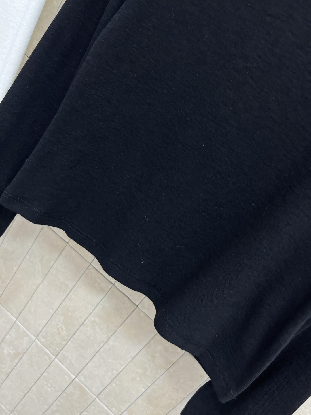 LW家 25秋冬新款 圆领Logo打底衫 宽松廓形版型 轻松搭出大长腿 基础版型不挑人 胸前经典的 金属