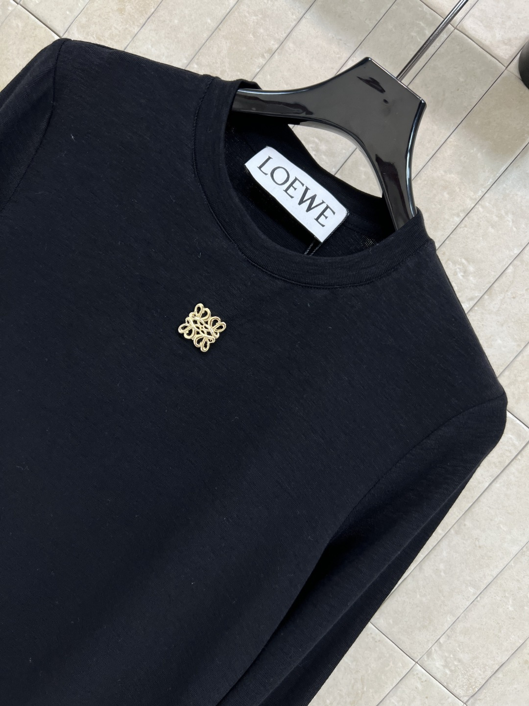 LW家 25秋冬新款 圆领Logo打底衫 宽松廓形版型 轻松搭出大长腿 基础版型不挑人 胸前经典的 金属