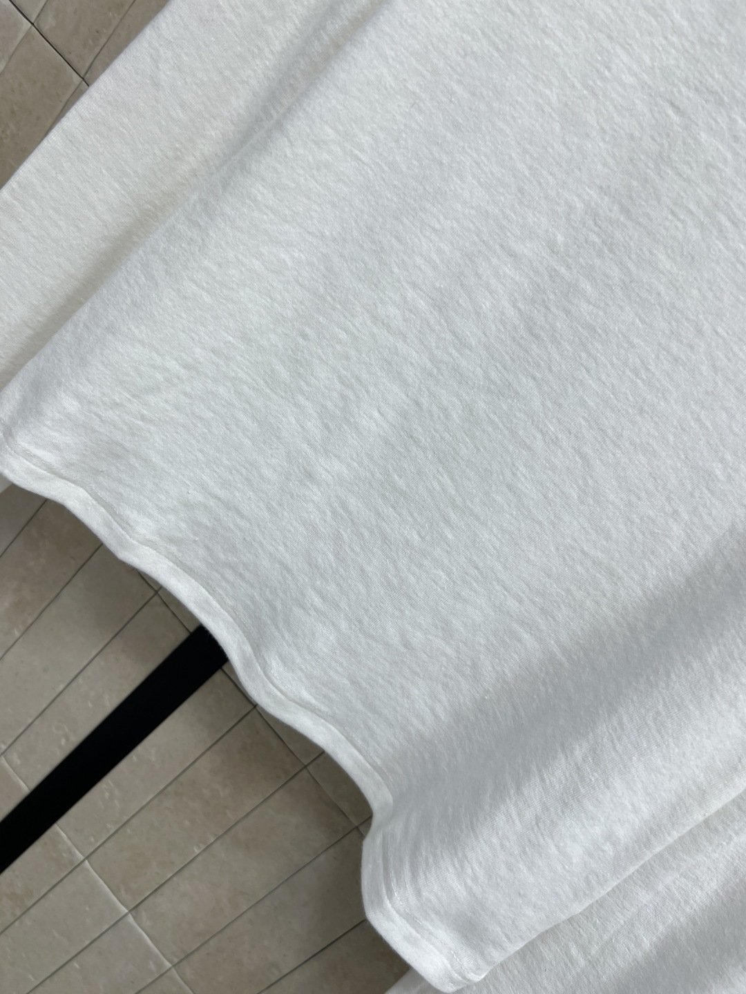 LW家 25秋冬新款 圆领Logo打底衫 宽松廓形版型 轻松搭出大长腿 基础版型不挑人 胸前经典的 金属