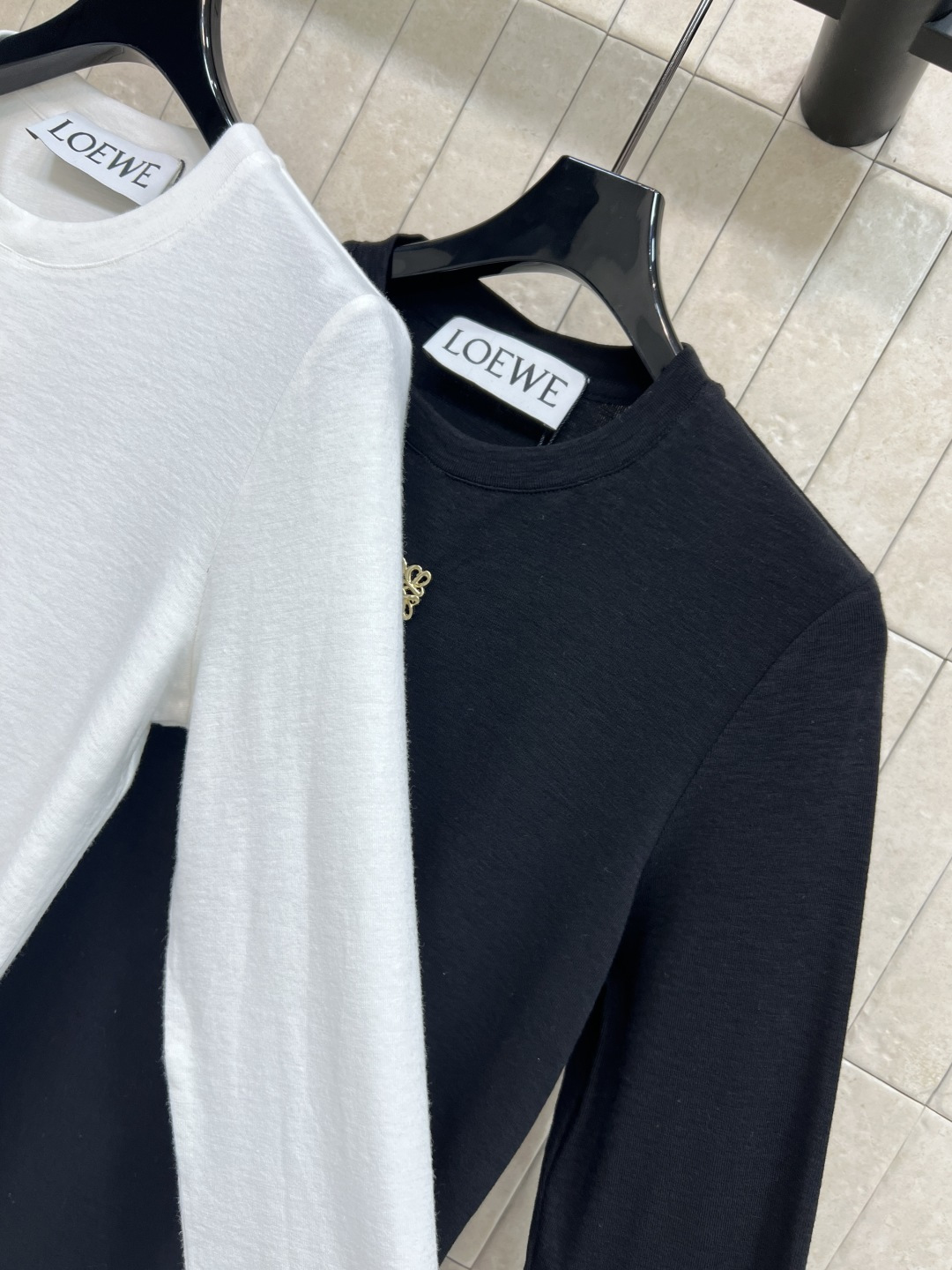 LW家 25秋冬新款 圆领Logo打底衫 宽松廓形版型 轻松搭出大长腿 基础版型不挑人 胸前经典的 金属