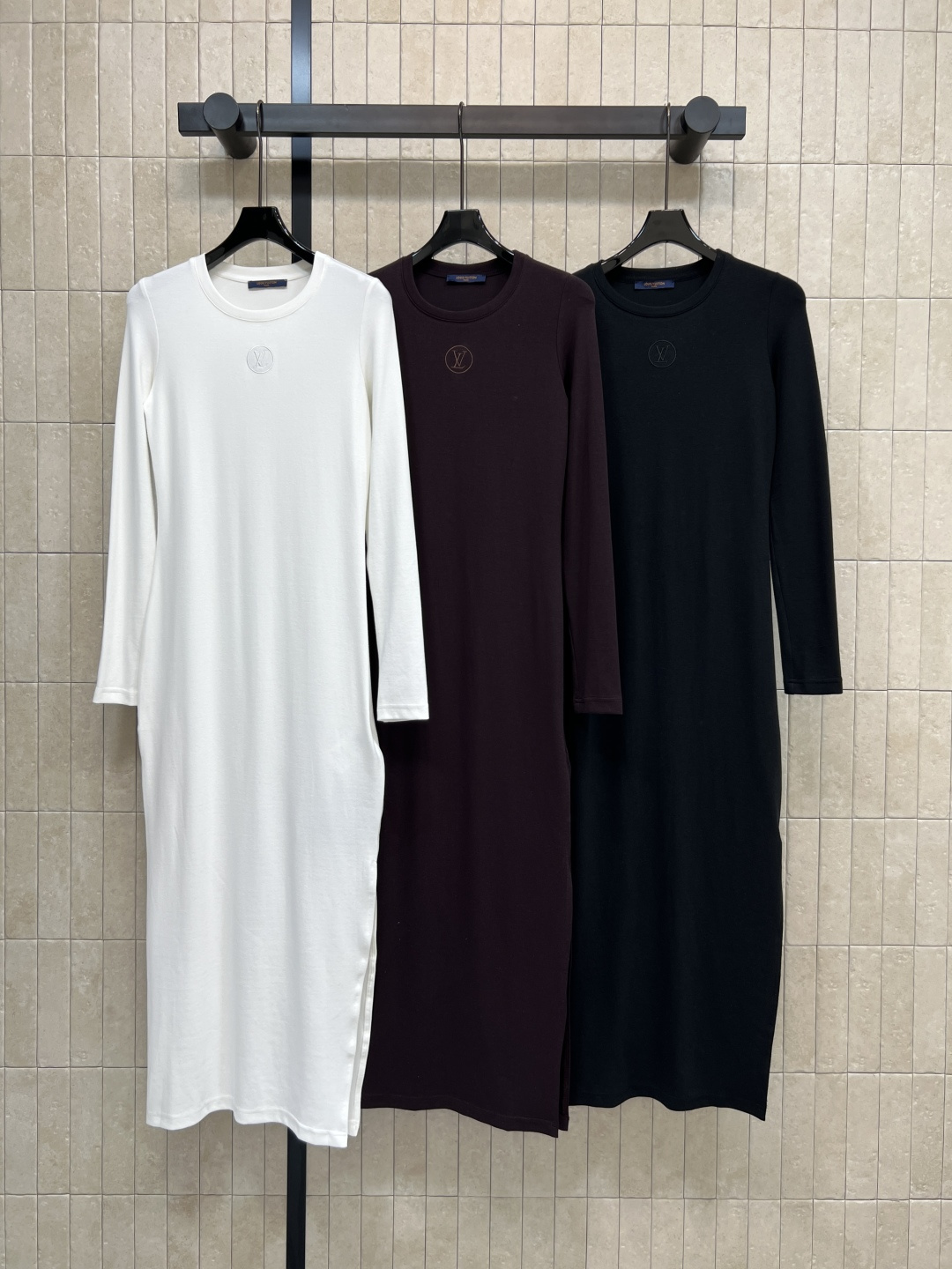 NO:535066,L Home 25 autumn and winter new round neck long-sleeved base dress Simple and high-end design Create comfortable and versatile items Classic embroidered logo on the chest The fabric is particularly soft, skin-friendly and comfortable The small design on the left side of the skirt The essential base artifact of white and rich beauty The single layering is very good, it looks slimming and tall, three-color three-code Size/S-M-L,,louis vuitton, skirts, alexander wang19860909L家 25秋冬新款 圆领长袖打底连衣裙 简约高级的设计 打造舒适百搭单品 胸前经典刺绣logo徽标点缀 面料是那种特别柔软的 亲肤又舒适 裙摆左侧开叉小设计 白富美必备打底神器 单穿叠搭都很不错 显瘦显高绝绝子 三色三码Size/S-M-L,,louis vuitton,skirts,alexander wang,Women's clothing