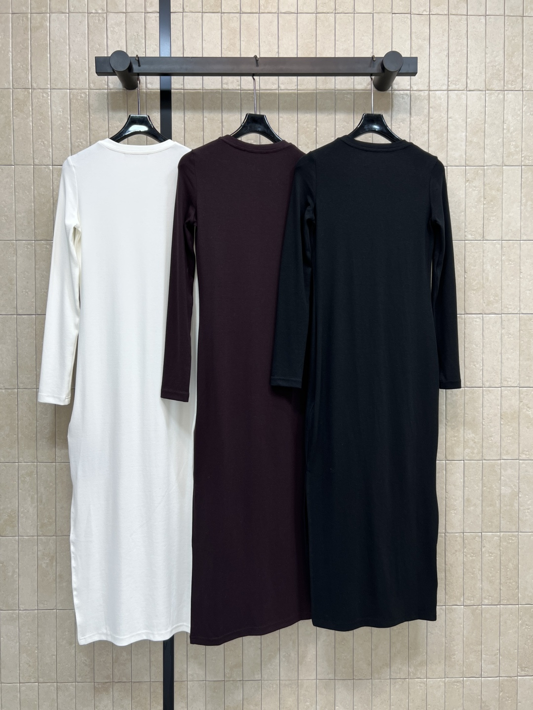 L家 25秋冬新款 圆领长袖打底连衣裙 简约高级的设计 打造舒适百搭单品 胸前经典刺绣logo徽标点缀 