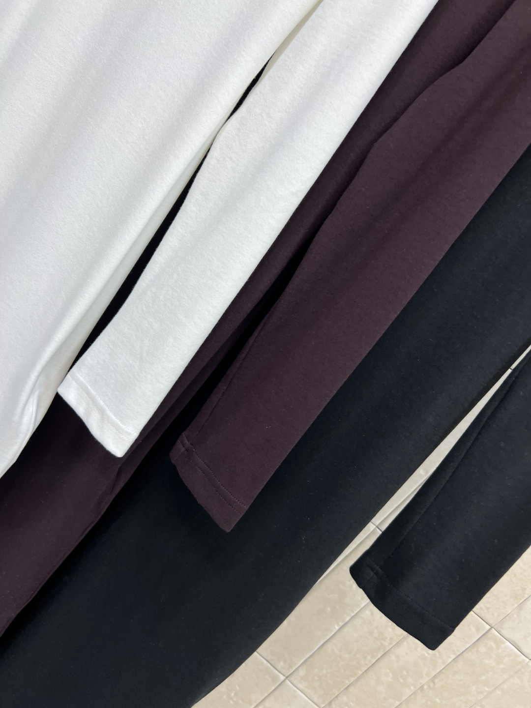 L家 25秋冬新款 圆领长袖打底连衣裙 简约高级的设计 打造舒适百搭单品 胸前经典刺绣logo徽标点缀 