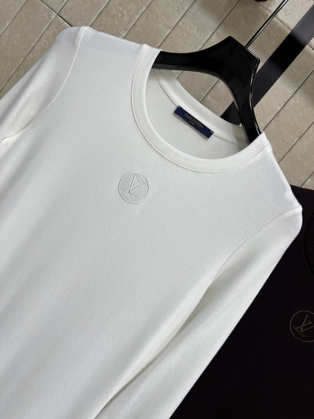 L家 25秋冬新款 圆领长袖打底连衣裙 简约高级的设计 打造舒适百搭单品 胸前经典刺绣logo徽标点缀 