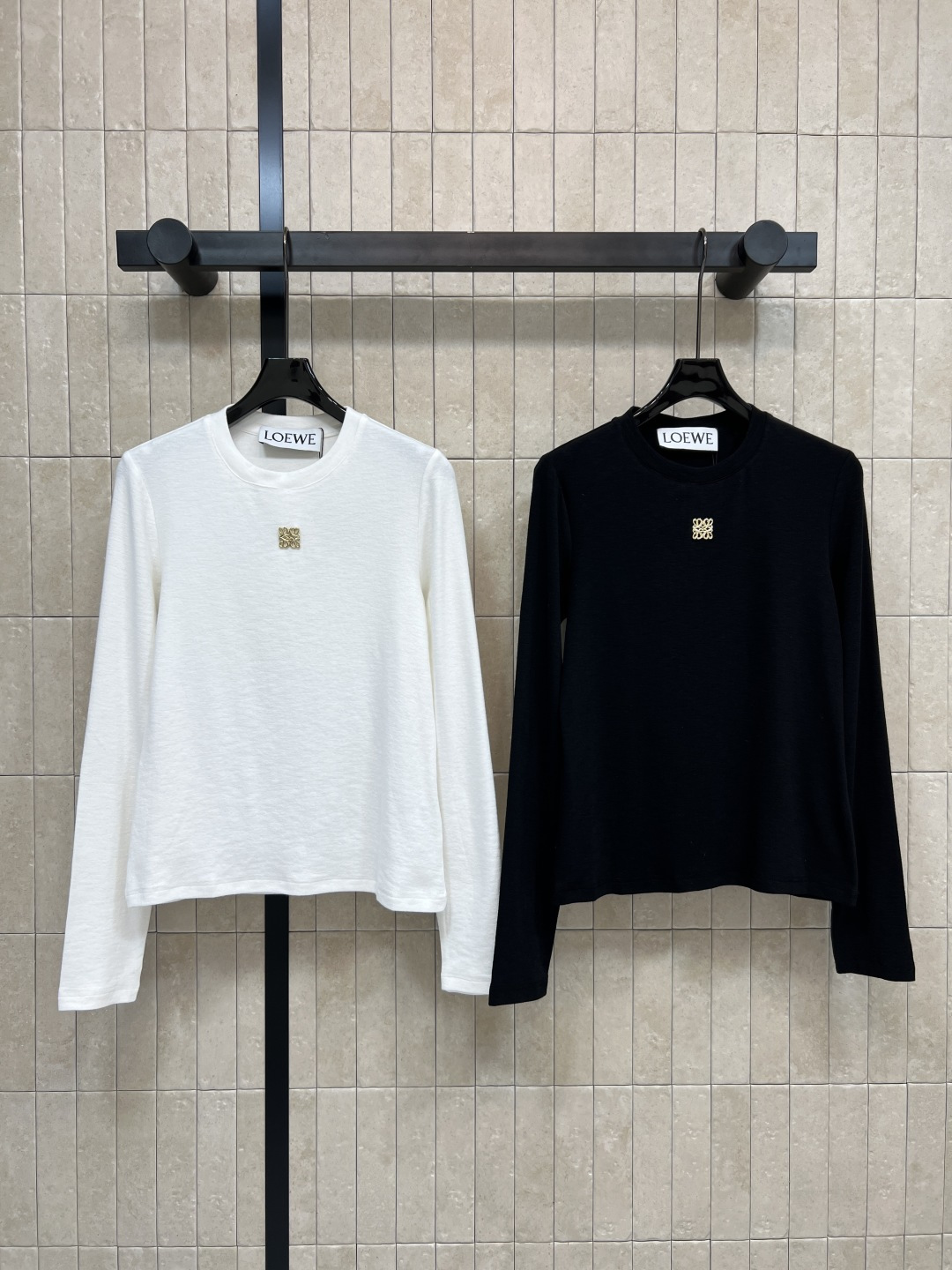 NO:535060,LW Home 25 autumn and winter new round neck logo base shirt loose silhouette style easy to match long legs, basic style is not picky, classic metal logo embellishment on the chest, high-end Max, any match looks good, age-reducing fresh and full of girlishness, two colors and three-code Size/S-M-L,,alexander wang19860909LW家 25秋冬新款 圆领Logo打底衫 宽松廓形版型 轻松搭出大长腿 基础版型不挑人 胸前经典的 金属Logo点缀 高级感Max 随便搭配都很好看 减龄清新满满的少女感 两色三码Size/S-M-L,,alexander wang,Women's clothing