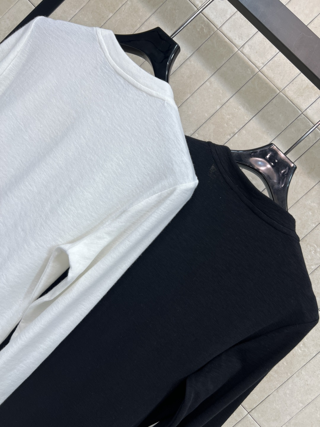 LW家 25秋冬新款 圆领Logo打底衫 宽松廓形版型 轻松搭出大长腿 基础版型不挑人 胸前经典的 金属