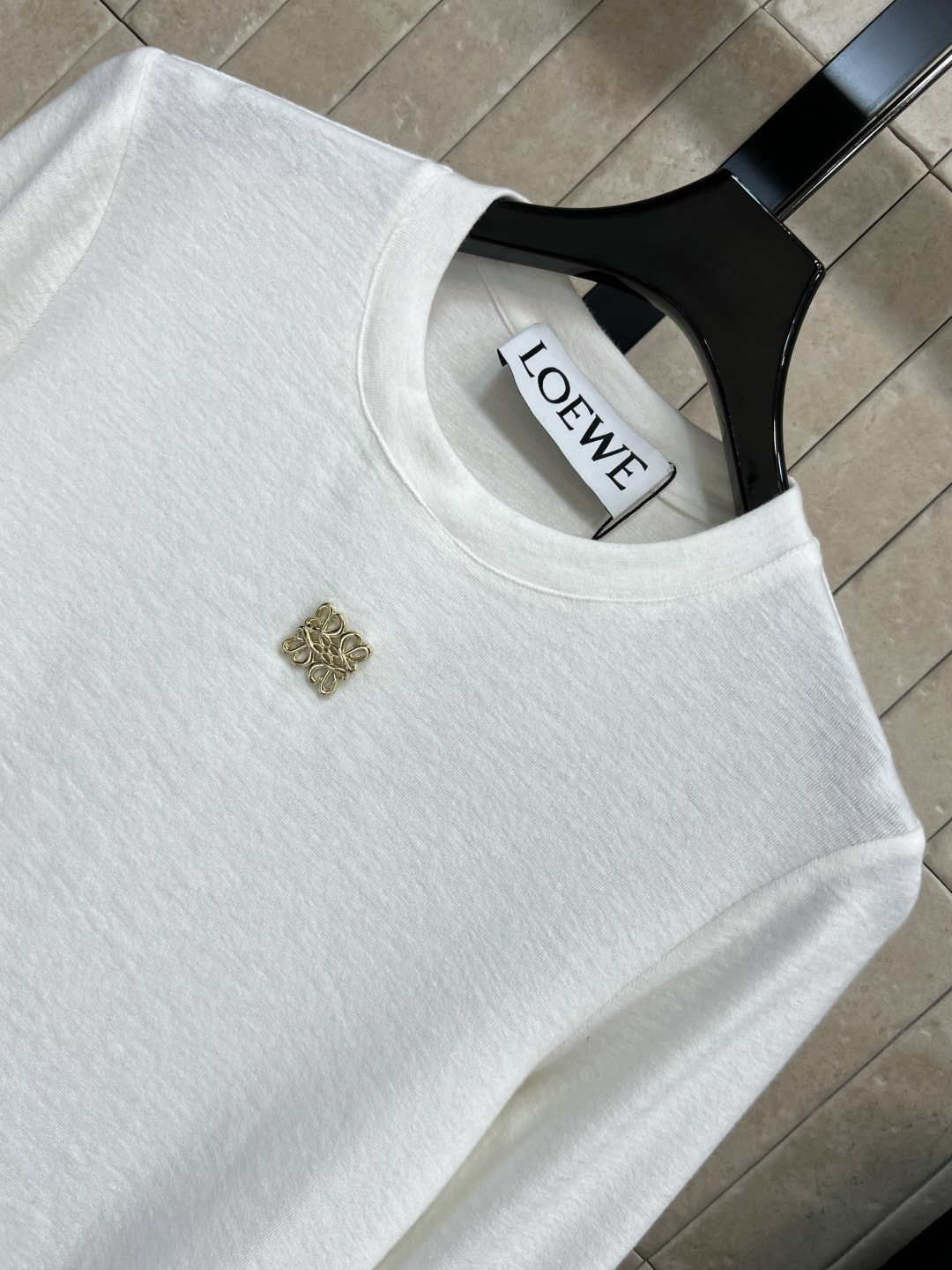 LW家 25秋冬新款 圆领Logo打底衫 宽松廓形版型 轻松搭出大长腿 基础版型不挑人 胸前经典的 金属