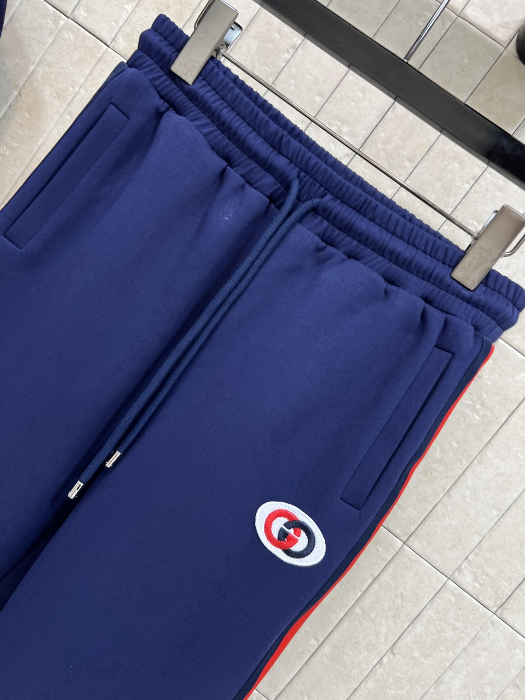 G家 25秋冬新款 经典红绿拼色logo运动休闲套装 连帽拉链外套+松紧腰阔腿裤 一套上身帅气又拉风 美