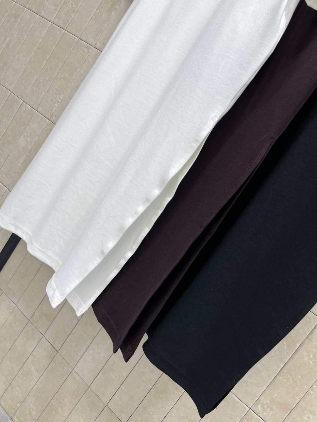 L家 25秋冬新款 圆领长袖打底连衣裙 简约高级的设计 打造舒适百搭单品 胸前经典刺绣logo徽标点缀 