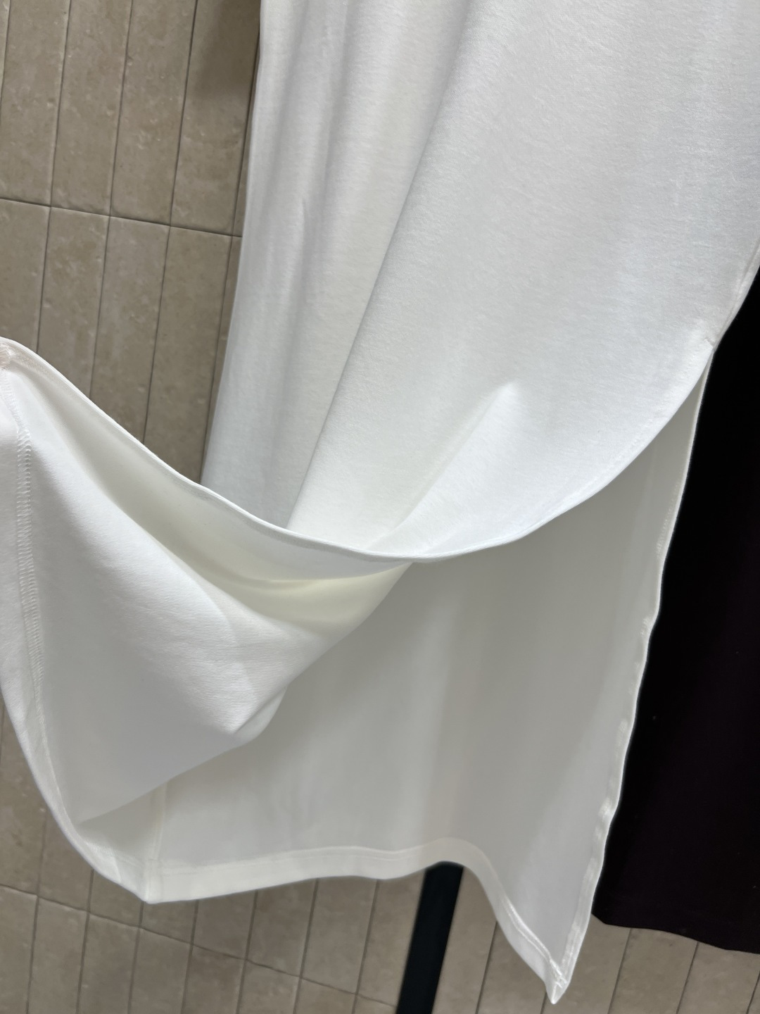 L家 25秋冬新款 圆领长袖打底连衣裙 简约高级的设计 打造舒适百搭单品 胸前经典刺绣logo徽标点缀 