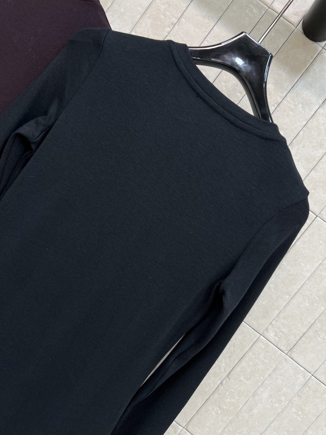 L家 25秋冬新款 圆领长袖打底连衣裙 简约高级的设计 打造舒适百搭单品 胸前经典刺绣logo徽标点缀 