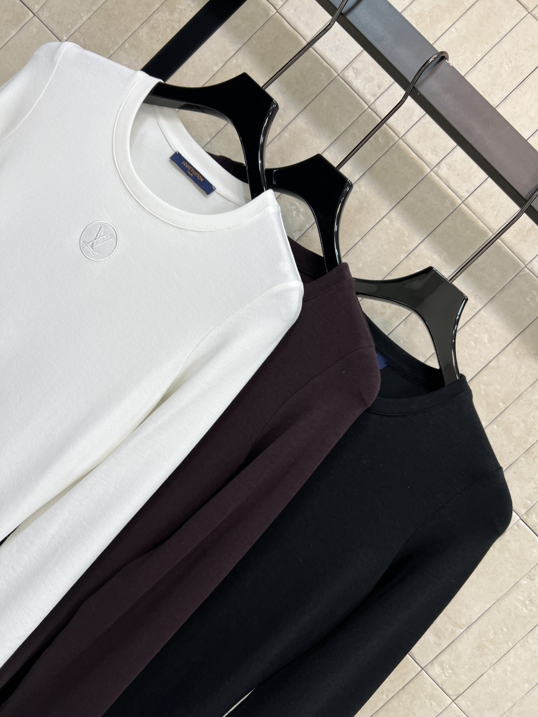 L家 25秋冬新款 圆领长袖打底连衣裙 简约高级的设计 打造舒适百搭单品 胸前经典刺绣logo徽标点缀 