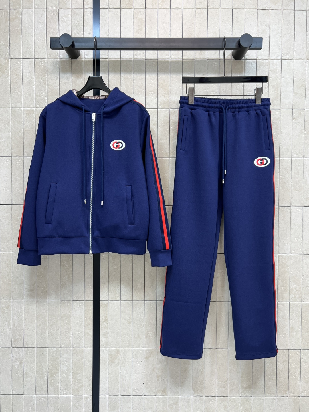 NO:535072,G Home 25 autumn and winter new style classic red and green color-blocking logo sports and casual suit Hooded zipper jacket + elastic waist wide-leg pants A set of top-body handsome and cool American sports elements fashionable and high-end brand iconic red and green color matching highlights retro sports style GG zhangzi elements incorporate sports style into the classic logo Classic GG jacquard lining is also good to match separately Light and pure cotton fabrics for sale Two colors and three codes Size/S-M-L, gucci, jackets & coats,hats,alexander wang19860909G家 25秋冬新款 经典红绿拼色logo运动休闲套装 连帽拉链外套+松紧腰阔腿裤 一套上身帅气又拉风 美式运动风元素 时髦又高级 品牌标志性红绿配色 突显复古运动风范 GG章仔元素在经典标识中融入运动风格 里面经典GG提花内衬 分开搭配也好看 轻薄纯棉质面料一套出售 两色三码Size/S-M-L,,gucci,jackets & coats,hats,alexander wang,Women's clothing