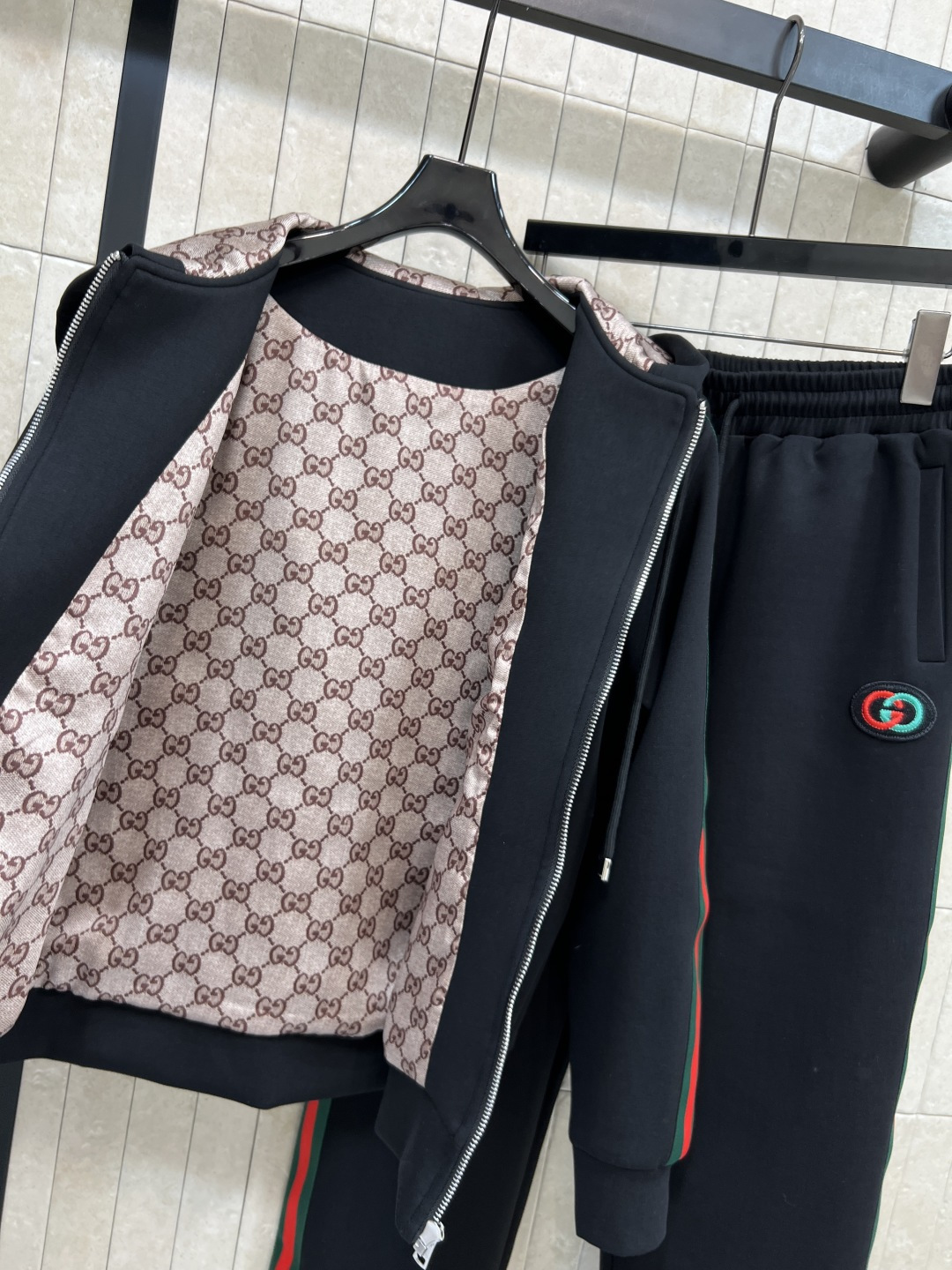 G家 25秋冬新款 经典红绿拼色logo运动休闲套装 连帽拉链外套+松紧腰阔腿裤 一套上身帅气又拉风 美