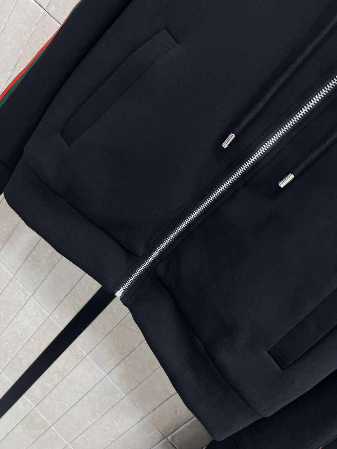 G家 25秋冬新款 经典红绿拼色logo运动休闲套装 连帽拉链外套+松紧腰阔腿裤 一套上身帅气又拉风 美