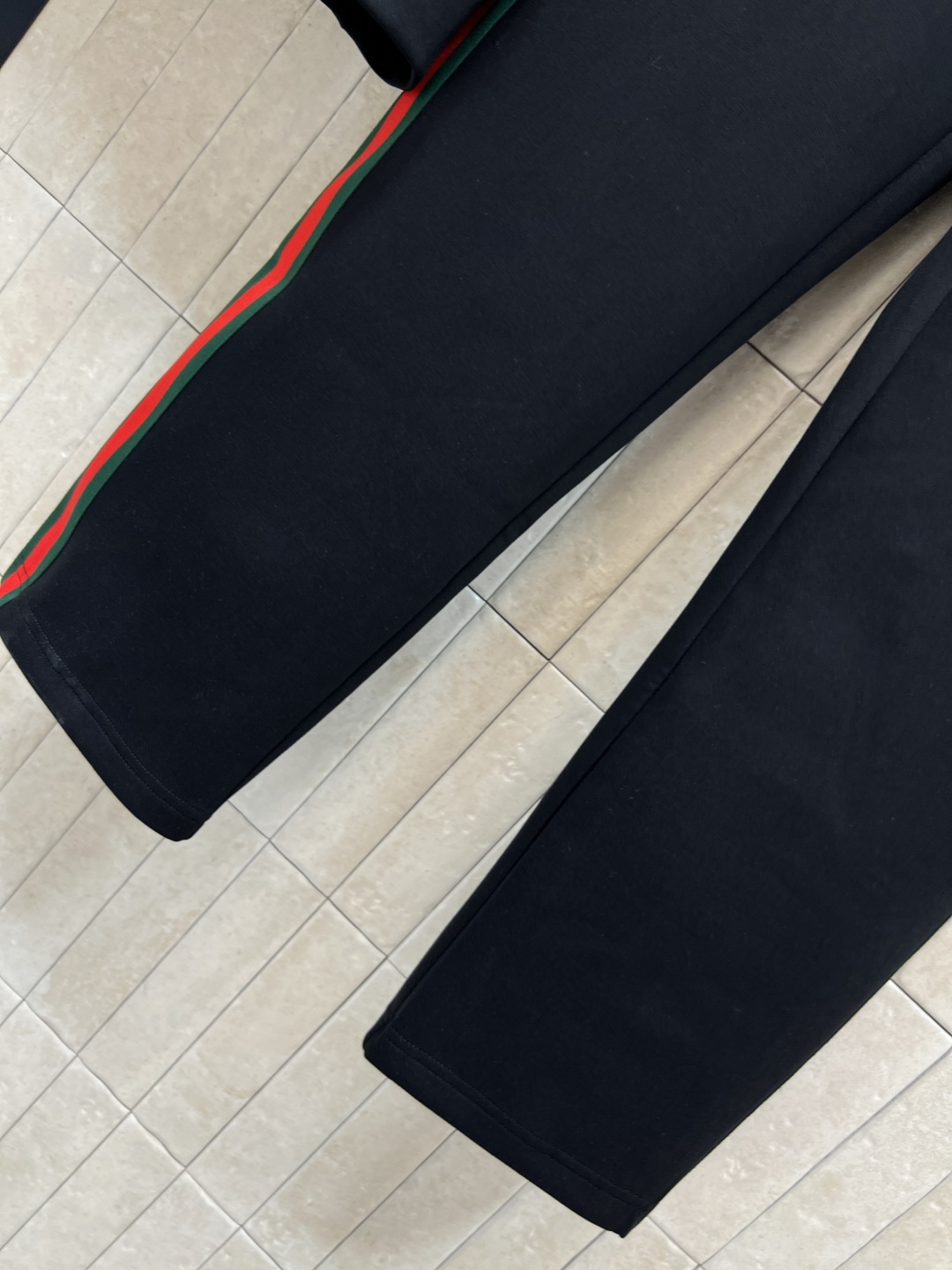 G家 25秋冬新款 经典红绿拼色logo运动休闲套装 连帽拉链外套+松紧腰阔腿裤 一套上身帅气又拉风 美