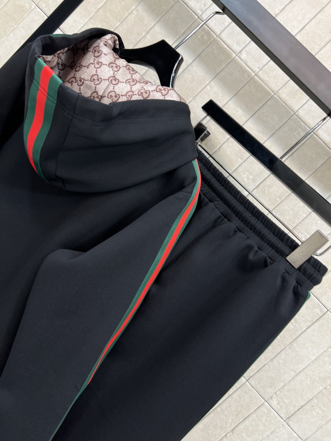 G家 25秋冬新款 经典红绿拼色logo运动休闲套装 连帽拉链外套+松紧腰阔腿裤 一套上身帅气又拉风 美