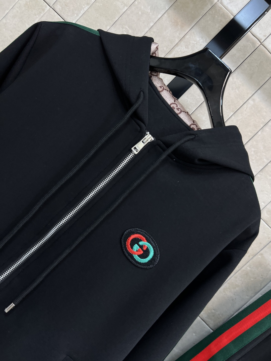 G家 25秋冬新款 经典红绿拼色logo运动休闲套装 连帽拉链外套+松紧腰阔腿裤 一套上身帅气又拉风 美