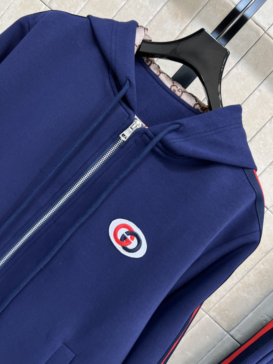 G家 25秋冬新款 经典红绿拼色logo运动休闲套装 连帽拉链外套+松紧腰阔腿裤 一套上身帅气又拉风 美