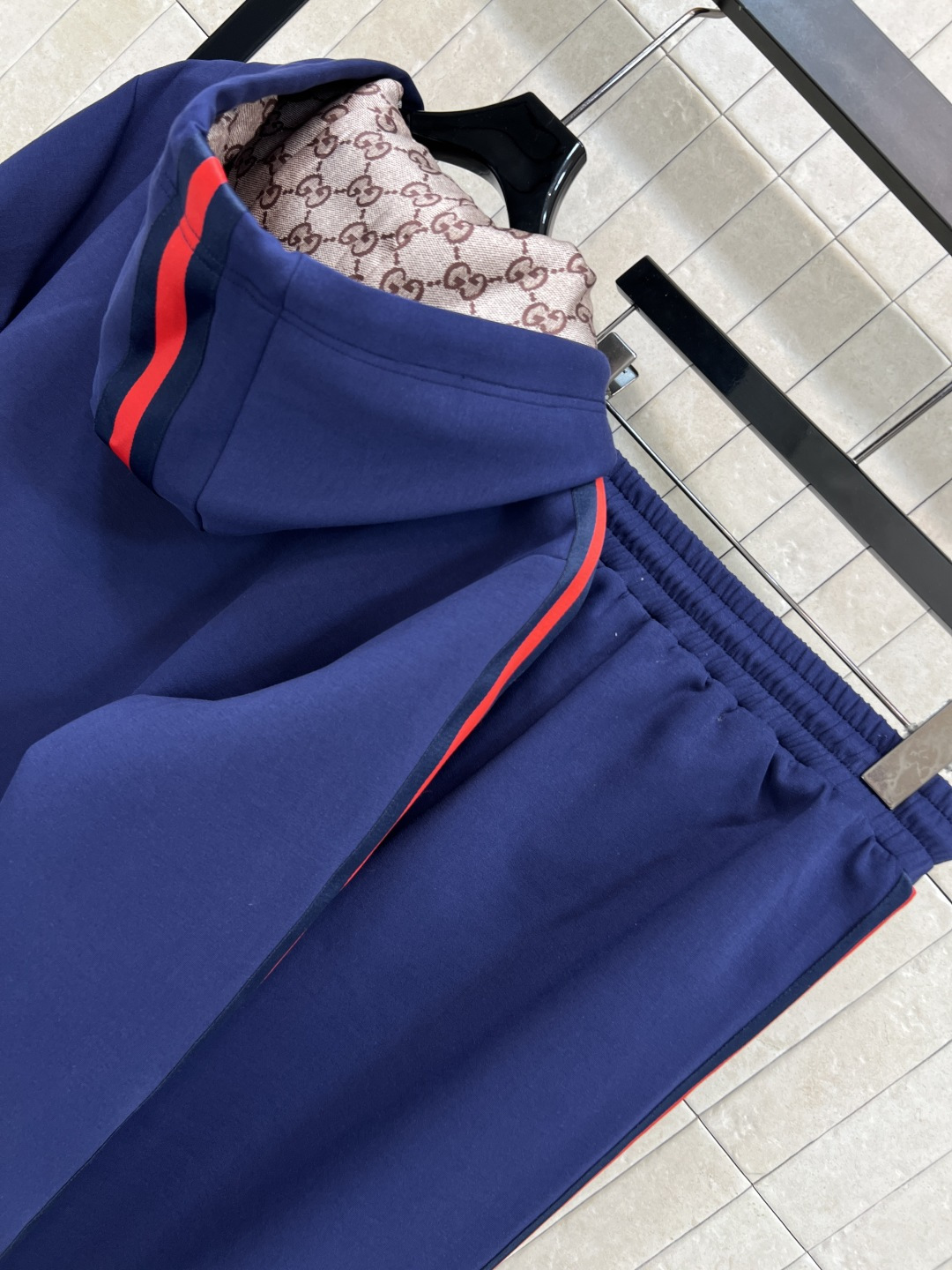 G家 25秋冬新款 经典红绿拼色logo运动休闲套装 连帽拉链外套+松紧腰阔腿裤 一套上身帅气又拉风 美