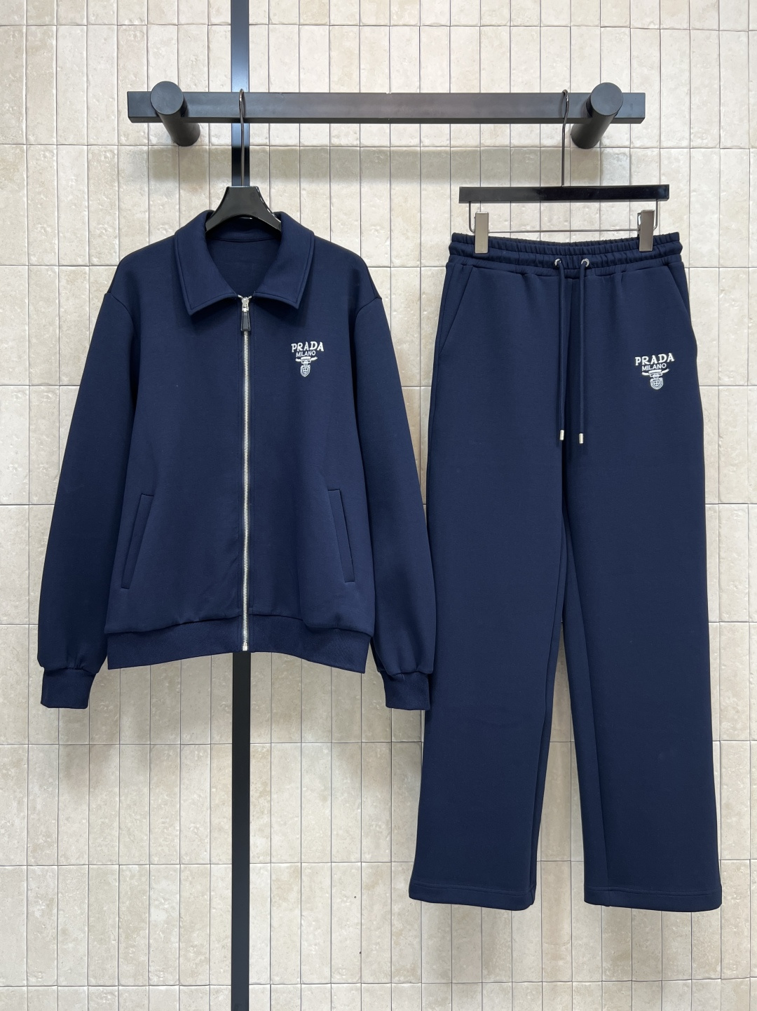 NO:535098,PD Home 25 autumn and winter new styles, triangle hooded casual suit, hooded zipper jacket + high waist wide-leg pants, a set of casual and lazy, super casual, high-slim and slim, with a fashionable aura, daily wear and casual recommendations, fabrics and details are exquisite, classic inverted triangle coated enamel logo embellishment, low-key and luxurious, detail online, two-color three-code Size/S-M-L,,dior, jackets & coats,hats,alexander wang19860909PD家 25秋冬新款 三角标连帽休闲套装 连帽拉链外套+高腰阔腿裤 一套搭配休闲慵懒超级随性 显高显瘦绝绝子 自带时髦气场 日常穿搭休闲推荐 面料到细节五金都很精致 经典的倒三角涂珐琅Logo点缀 低调奢华 细节感在线 两色三码Size/S-M-L,,dior,jackets & coats,hats,alexander wang,Women's clothing